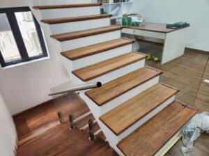 Bậc cầu thang gỗ tự nhiên cao cấp Báo giá mặt bậc cầu thang gỗ tự nhiên 2024