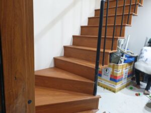 Mặt bậc cầu thang nhựa giả gỗ Hòa Bình công nghiệp tự nhiên