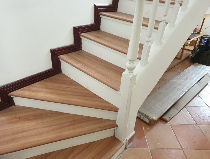 bậc cầu thang nhựa giả gỗ và mặt bậc gỗ tự nhiên
